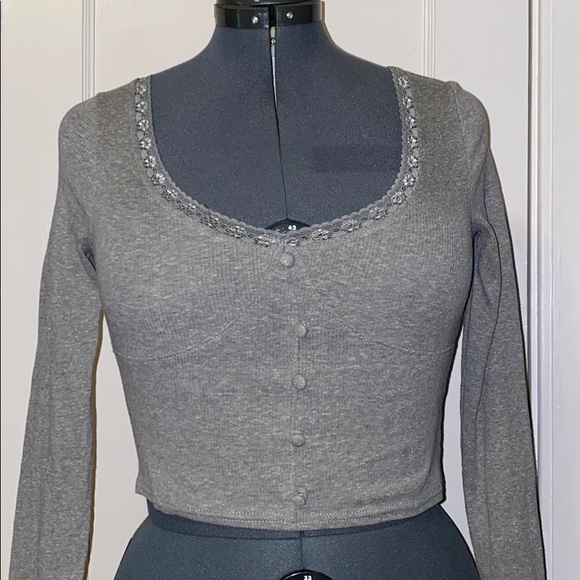 🤍 Grey Crop-Top 🤍 - Picture 3 of 6